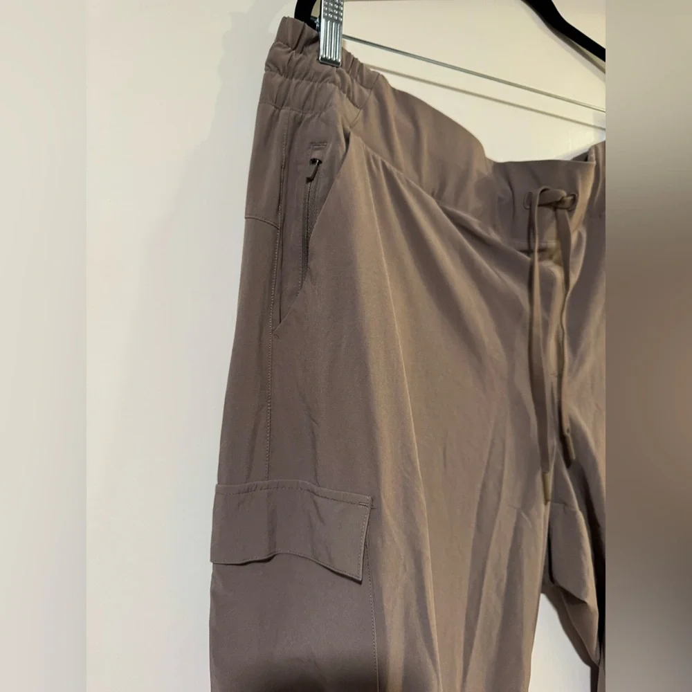 All in Motion women’s joggers in Tan/greige Cargo pocket Pants size 1x